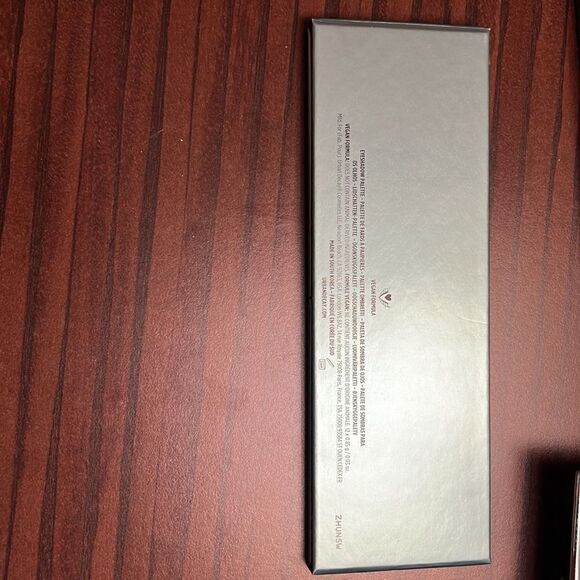 Urban Decay Wild Greens eyeshadow palette - Picture 4 of 4